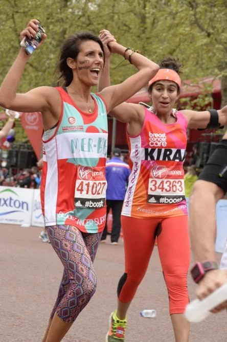 Kiran Gandhi à l'arrivée du Marathon de Londres en 2015, l'entrejambe tâché de son sang menstruel